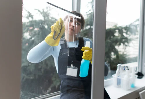 Nettoyage de vitres intérieures et extérieures à Tourrettes